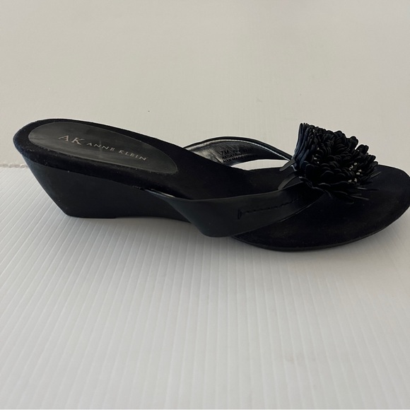 Anne Klein Catrin Black Flower Puff Slip On Thong Wedge Heel Sandal 7 - Picture 4 of 10